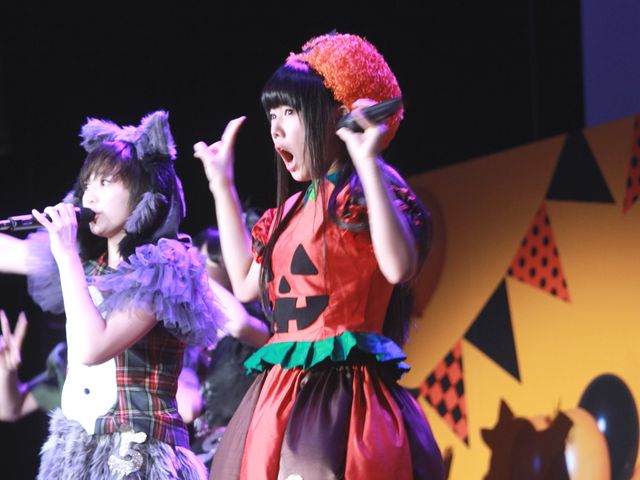 人気アイドルグループ、エビ中のメンバーが500人の観客とともにハロウィン衣装で熱唱！　画像ギャラリー（39枚目）