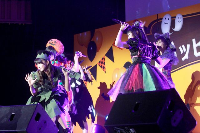 人気アイドルグループ、エビ中のメンバーが500人の観客とともにハロウィン衣装で熱唱！　画像ギャラリー（41枚目）