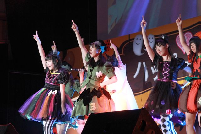 人気アイドルグループ、エビ中のメンバーが500人の観客とともにハロウィン衣装で熱唱！　画像ギャラリー（42枚目）