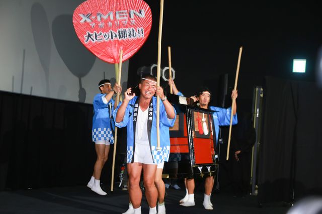 ”神”松平健、『X-MEN』シリーズ最高の出足となった最新作ヒットを願い、地球くす玉を一刀両断！　画像ギャラリー（3枚目）