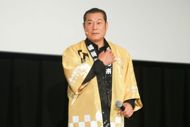 ”神”松平健、『X-MEN』シリーズ最高の出足となった最新作ヒットを願い、地球くす玉を一刀両断！　画像ギャラリー（4枚目）