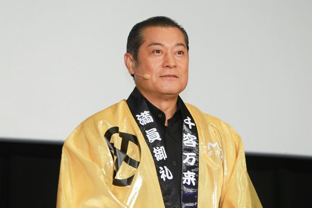 ”神”松平健、『X-MEN』シリーズ最高の出足となった最新作ヒットを願い、地球くす玉を一刀両断！　画像ギャラリー（5枚目）