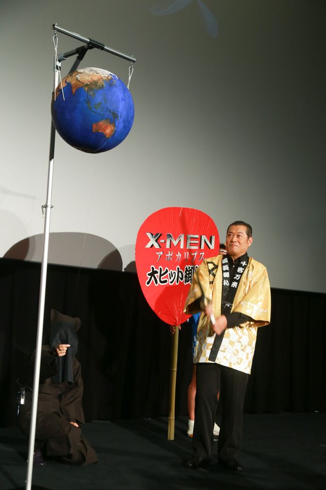 ”神”松平健、『X-MEN』シリーズ最高の出足となった最新作ヒットを願い、地球くす玉を一刀両断！　画像ギャラリー（8枚目）
