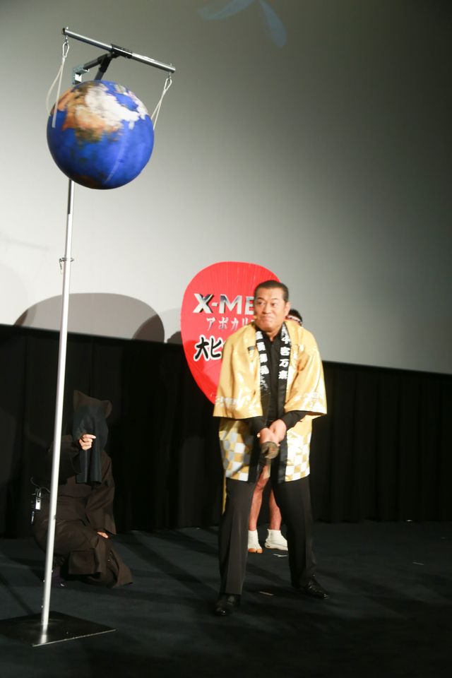 ”神”松平健、『X-MEN』シリーズ最高の出足となった最新作ヒットを願い、地球くす玉を一刀両断！　画像ギャラリー（9枚目）