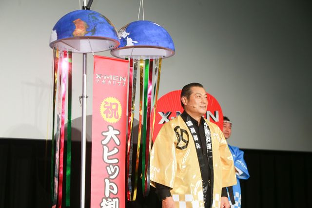 ”神”松平健、『X-MEN』シリーズ最高の出足となった最新作ヒットを願い、地球くす玉を一刀両断！　画像ギャラリー（11枚目）