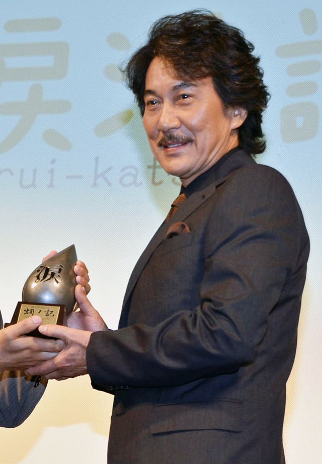 全米感涙協会の「感涙映画第1号」に認定！トロフィーを受け取る役所広司…映画『蜩ノ記（ひぐらしのき）』涙活試写会フォトギャラリー：フォトギャラリー