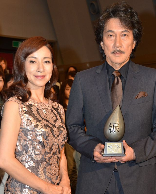 全米感涙協会の「感涙映画第1号」に認定！トロフィーを受け取る役所広司…映画『蜩ノ記（ひぐらしのき）』涙活試写会フォトギャラリー（2枚目）