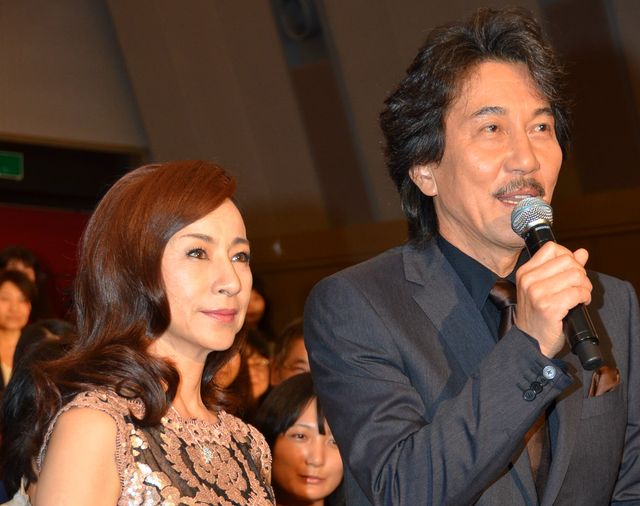 全米感涙協会の「感涙映画第1号」に認定！トロフィーを受け取る役所広司…映画『蜩ノ記（ひぐらしのき）』涙活試写会フォトギャラリー（6枚目）