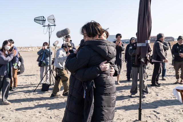 亀梨和也と渡辺翔太がハグ！『事故物件ゾク　恐い間取り』メイキング写真＆新場面写真：フォトギャラリー