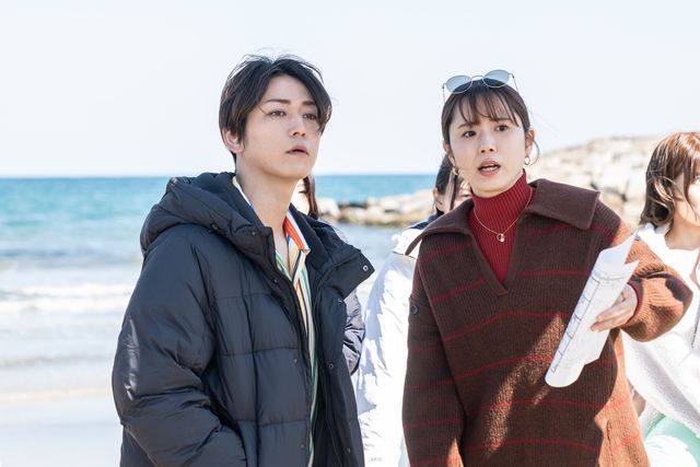 亀梨和也と渡辺翔太がハグ！『事故物件ゾク　恐い間取り』メイキング写真＆新場面写真（3枚目）