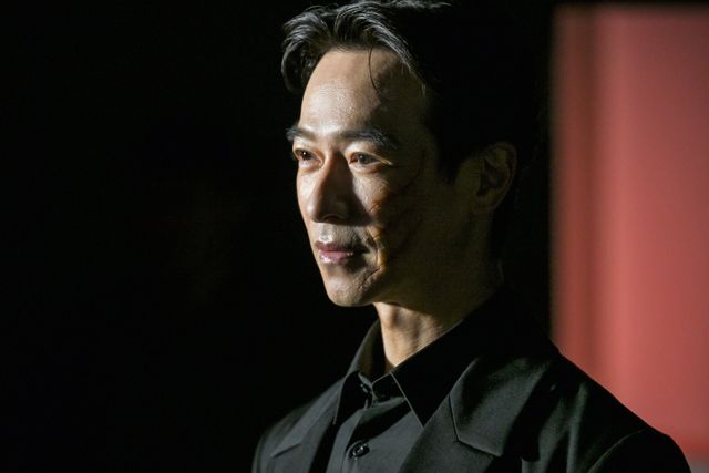 野崎の前に現れたリュウ・ミンシュエン(堺雅人)