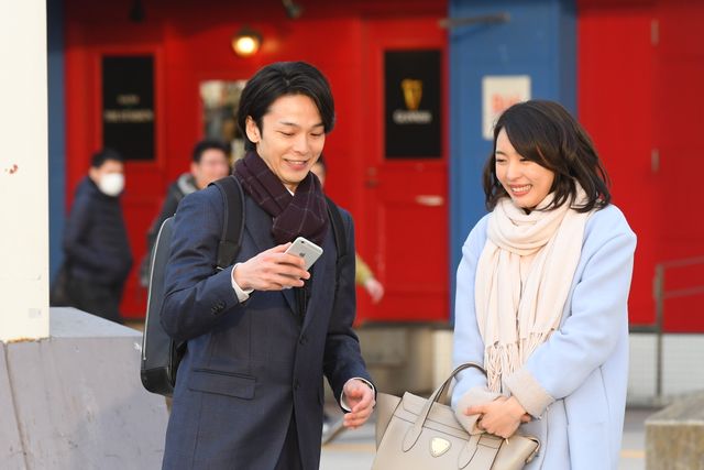 田中圭、黒川芽以と見つめ合う！映画『美人が婚活してみたら』場面写真：フォトギャラリー