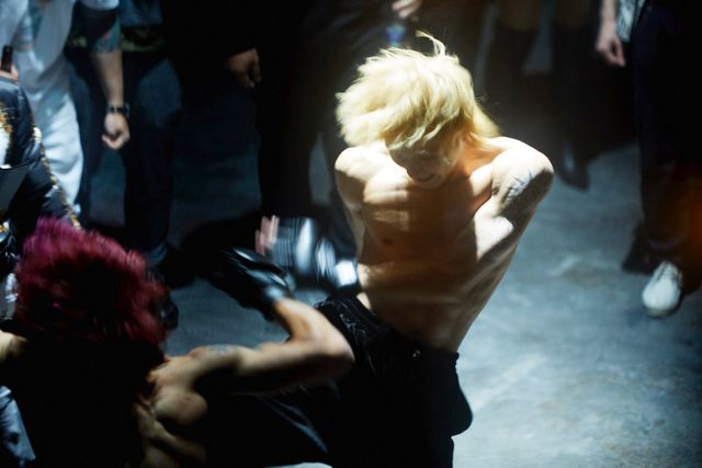 磯村勇斗の肉体美！『ヤクザと家族 The Family』場面写真：フォトギャラリー