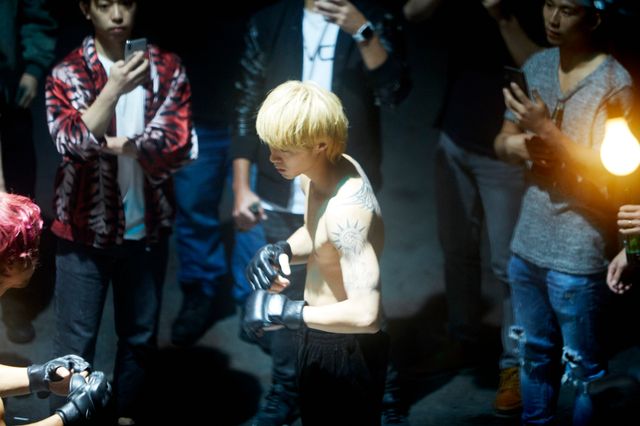 磯村勇斗の肉体美！『ヤクザと家族 The Family』場面写真（3枚目）