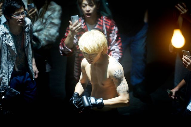 磯村勇斗の肉体美！『ヤクザと家族 The Family』場面写真（4枚目）