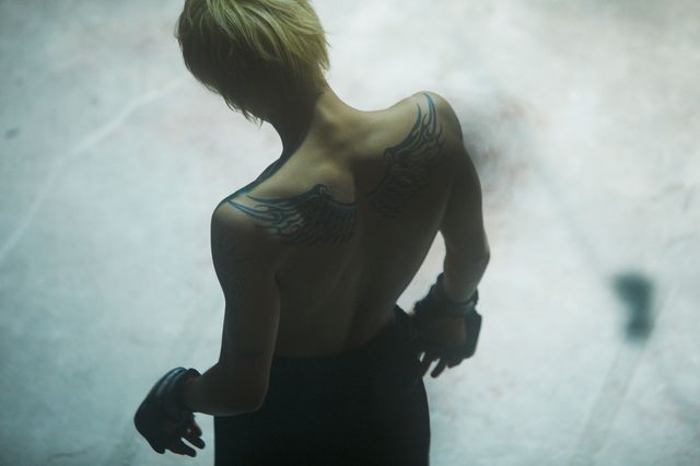 磯村勇斗の肉体美！『ヤクザと家族 The Family』場面写真（5枚目）