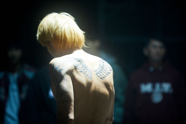 磯村勇斗の肉体美！『ヤクザと家族 The Family』場面写真（8枚目）