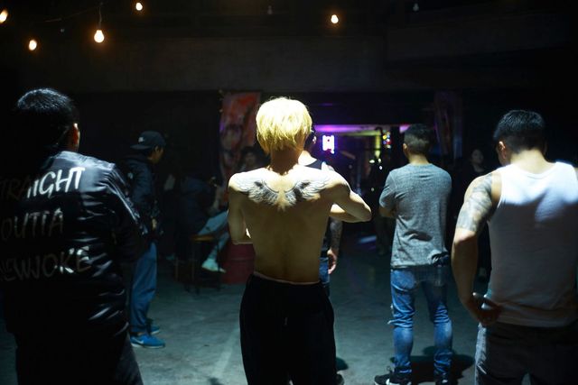 磯村勇斗の肉体美！『ヤクザと家族 The Family』場面写真（9枚目）