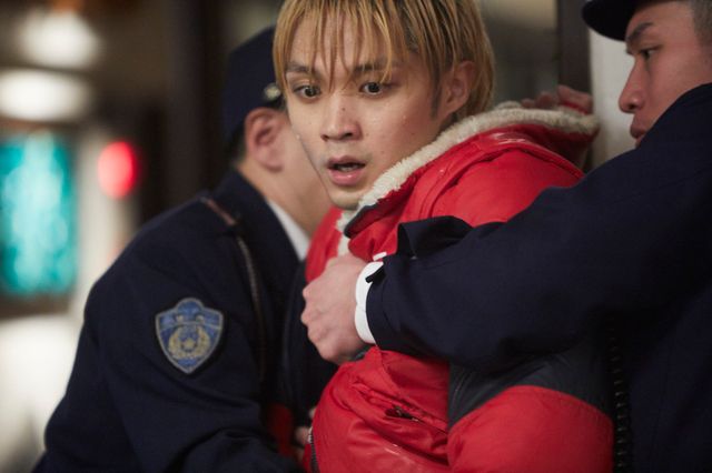 磯村勇斗の肉体美！『ヤクザと家族 The Family』場面写真（11枚目）