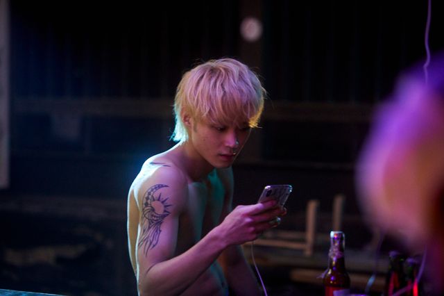 磯村勇斗の肉体美！『ヤクザと家族 The Family』場面写真（12枚目）