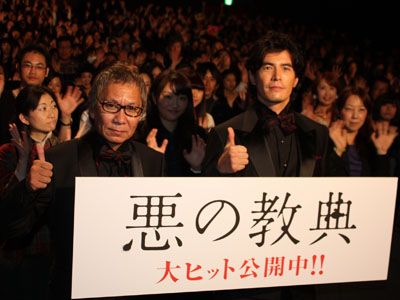観客動員数100万人を喜ぶ三池崇史（左）と伊藤英明