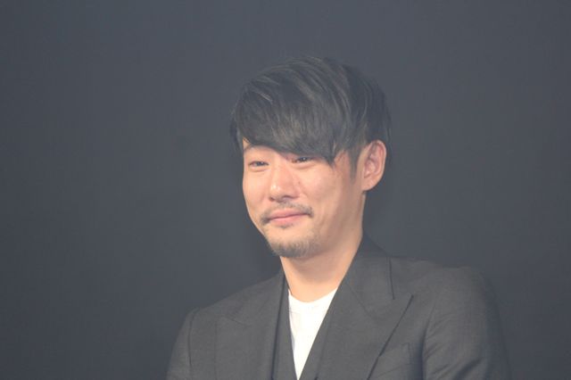 山田孝之、阿部進之介、安藤政信らスモークの中登場（7枚目）