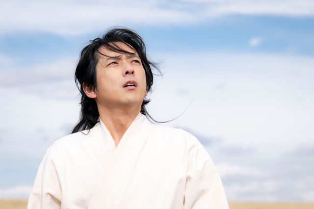 空を見上げるノコル…「VIVANT」最終話場面カット（14枚）：フォトギャラリー