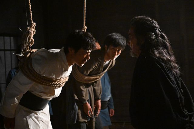 空を見上げるノコル…「VIVANT」最終話場面カット（14枚）（3枚目）