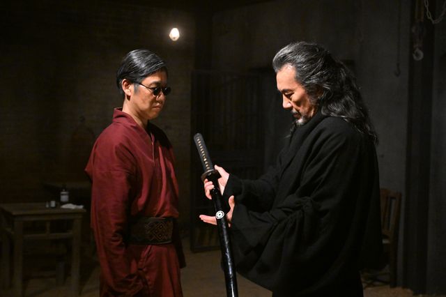 空を見上げるノコル…「VIVANT」最終話場面カット（14枚）（5枚目）