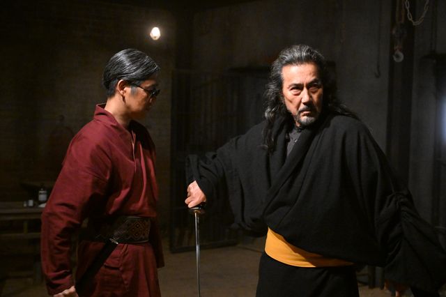 空を見上げるノコル…「VIVANT」最終話場面カット（14枚）（6枚目）