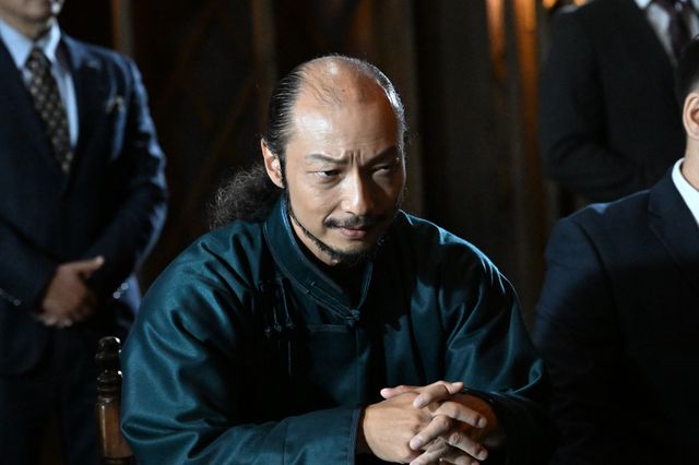 空を見上げるノコル…「VIVANT」最終話場面カット（14枚）（9枚目）