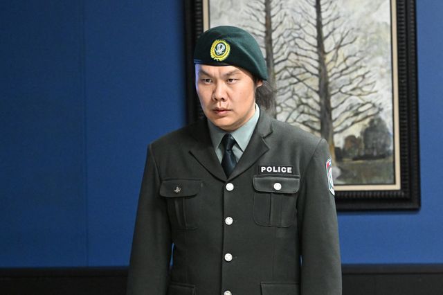 空を見上げるノコル…「VIVANT」最終話場面カット（14枚）（12枚目）