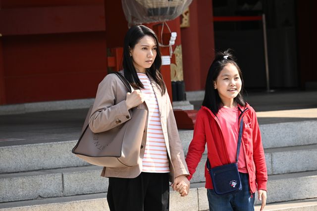 空を見上げるノコル…「VIVANT」最終話場面カット（14枚）（13枚目）