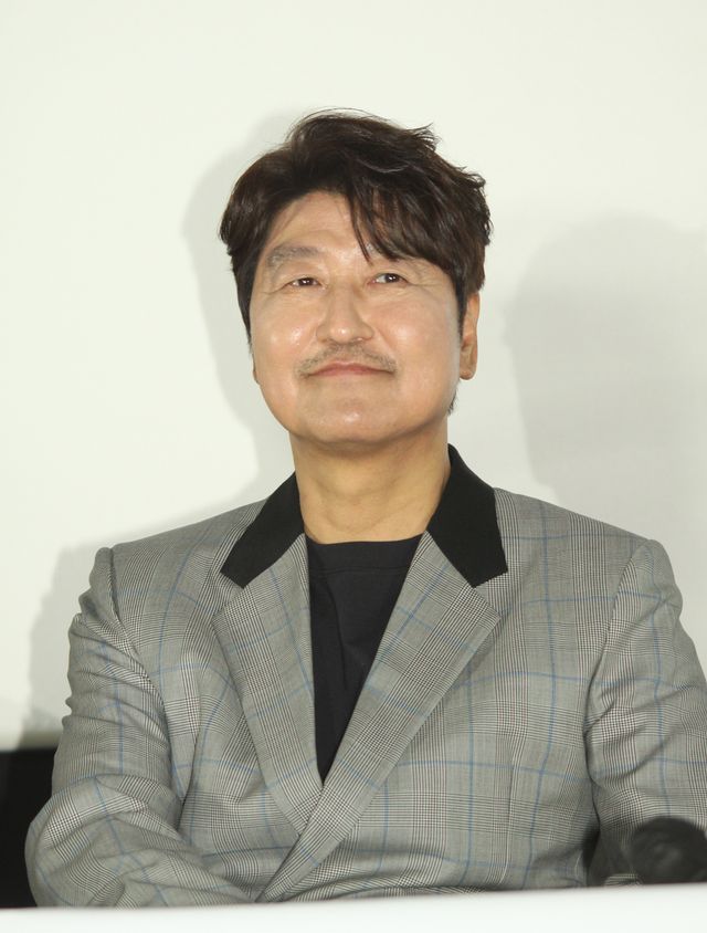 韓国の航空パニック映画『非常宣言』ソン・ガンホ、イ・ビョンホンら会見（8枚目）