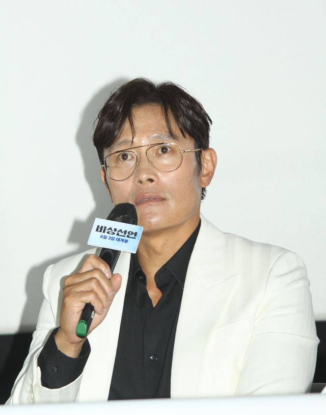 韓国の航空パニック映画『非常宣言』ソン・ガンホ、イ・ビョンホンら会見（9枚目）