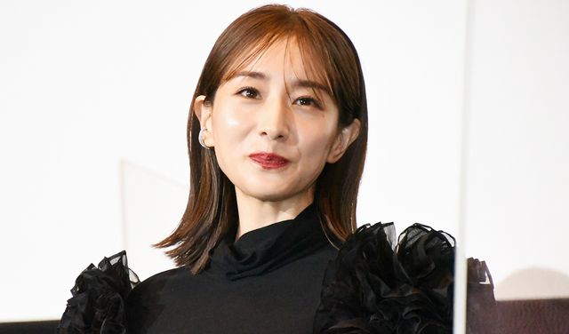 松村沙友理、ピンクのドレス姿がキュート！映画『ずっと独身でいるつもり？』公開記念舞台あいさつ（2枚目）