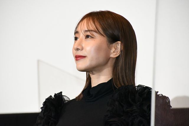 松村沙友理、ピンクのドレス姿がキュート！映画『ずっと独身でいるつもり？』公開記念舞台あいさつ（4枚目）