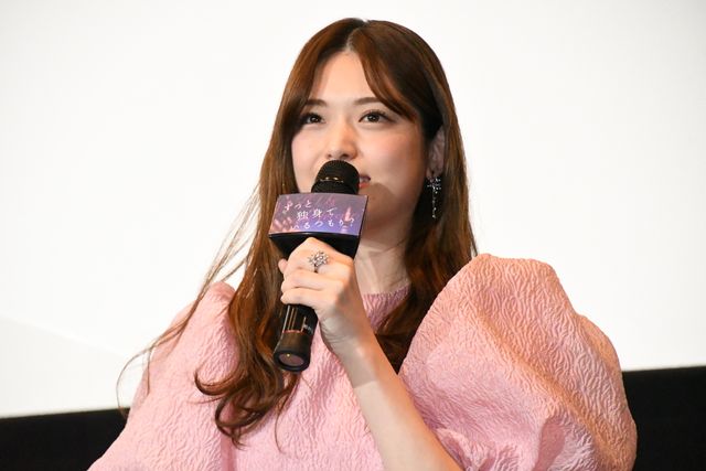 松村沙友理、ピンクのドレス姿がキュート！映画『ずっと独身でいるつもり？』公開記念舞台あいさつ（12枚目）