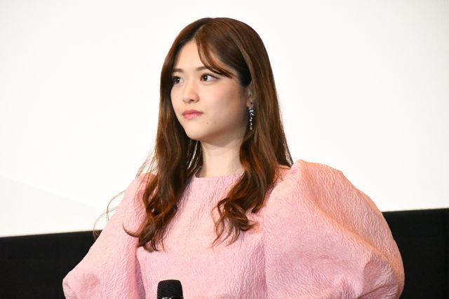松村沙友理、ピンクのドレス姿がキュート！映画『ずっと独身でいるつもり？』公開記念舞台あいさつ（14枚目）