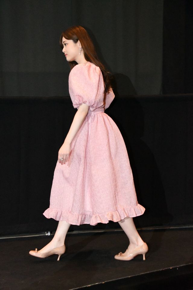 松村沙友理、ピンクのドレス姿がキュート！映画『ずっと独身でいるつもり？』公開記念舞台あいさつ（18枚目）