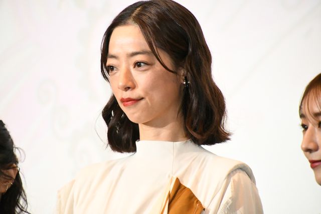松村沙友理、ピンクのドレス姿がキュート！映画『ずっと独身でいるつもり？』公開記念舞台あいさつ（21枚目）