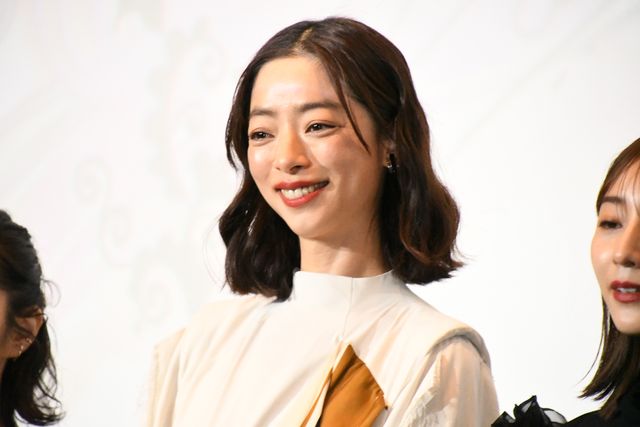 松村沙友理、ピンクのドレス姿がキュート！映画『ずっと独身でいるつもり？』公開記念舞台あいさつ（23枚目）