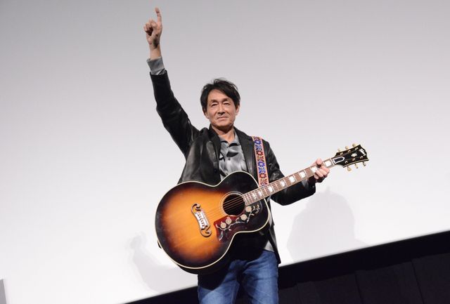 56歳の吉田栄作、変わらずスタイル抜群！スプリングスティーンの名曲を歌唱：フォトギャラリー