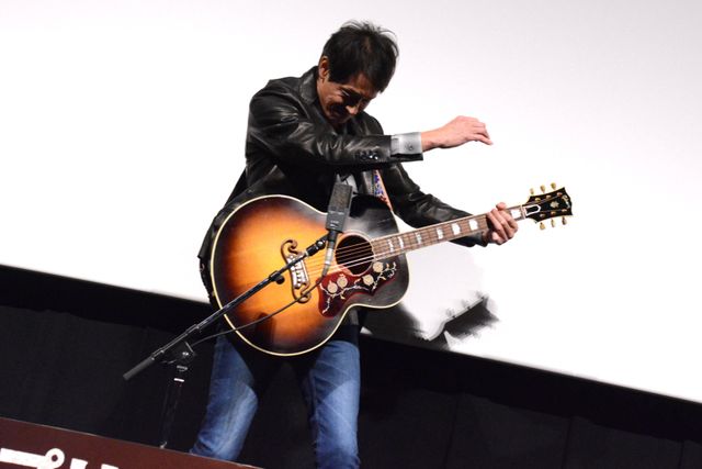 56歳の吉田栄作、変わらずスタイル抜群！スプリングスティーンの名曲を歌唱（8枚目）