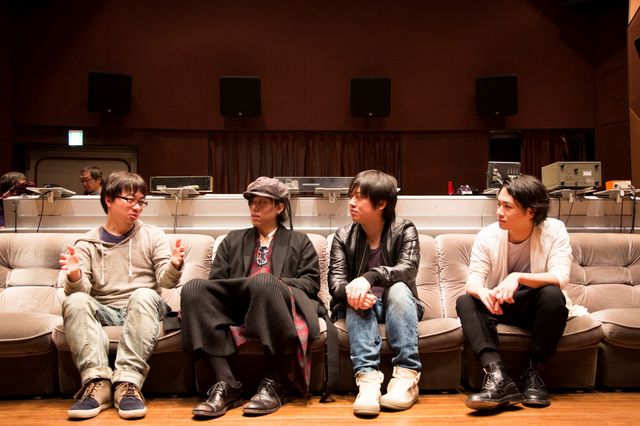 RADWIMPSが新海誠監督作の音楽を手掛ける！　（左から）新海誠監督、RADWIMPS野田洋次郎、桑原彰、武田祐介