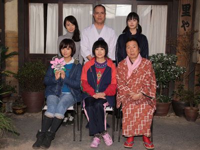 前列左から、夏菜、余貴美子、石倉三郎、映美くらら、田中要次、朝倉あき