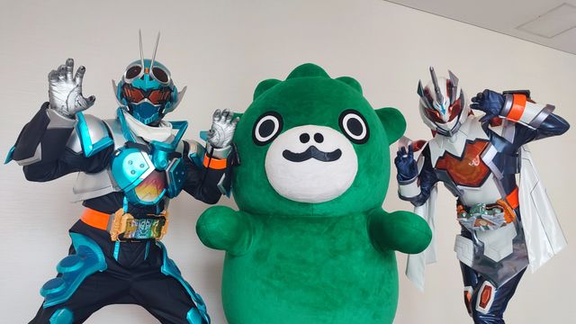 ちびゴジラ、仮面ライダーガッチャード＆マジェードと対面！コラボ記念3ショット（2枚目）