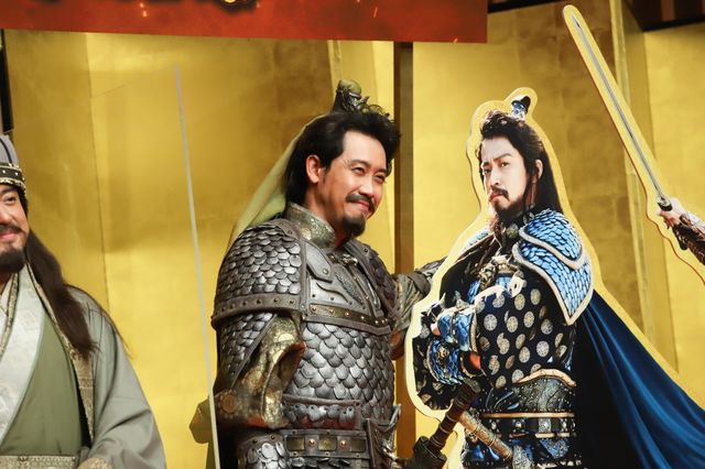 大泉洋＆ムロツヨシが劇中衣装で登場！『新解釈・三國志』完成報告会見（4枚目）
