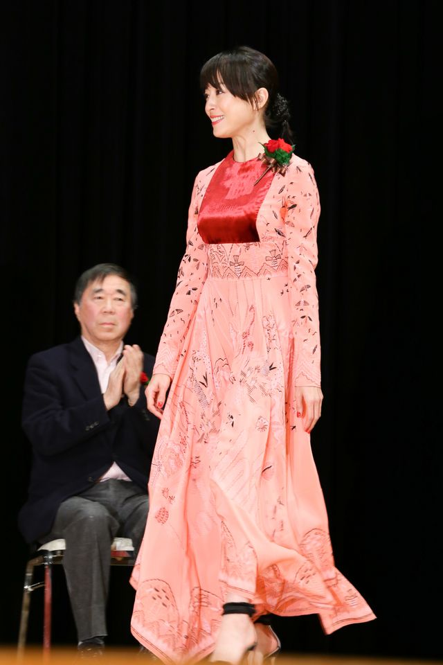 キネ旬ベスト・テン宮沢りえ＆杉咲花の受賞に監督がサプライズで登場＆お祝い！（13枚目）