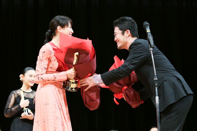 キネ旬ベスト・テン宮沢りえ＆杉咲花の受賞に監督がサプライズで登場＆お祝い！（17枚目）